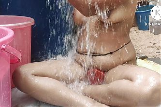 Bhabhi ki hot and sexy nude bath